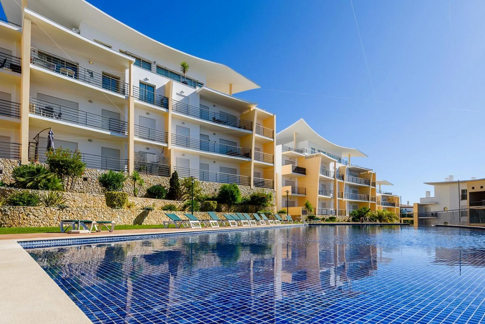Bnb Homes Ocean View Apartment With Comfortable Terrace, 2 Swimming Pools & Tennis Court Albufeira